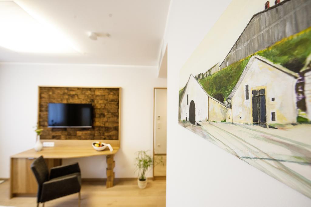 Gut Leithaberg Hotel Jois Bagian luar foto