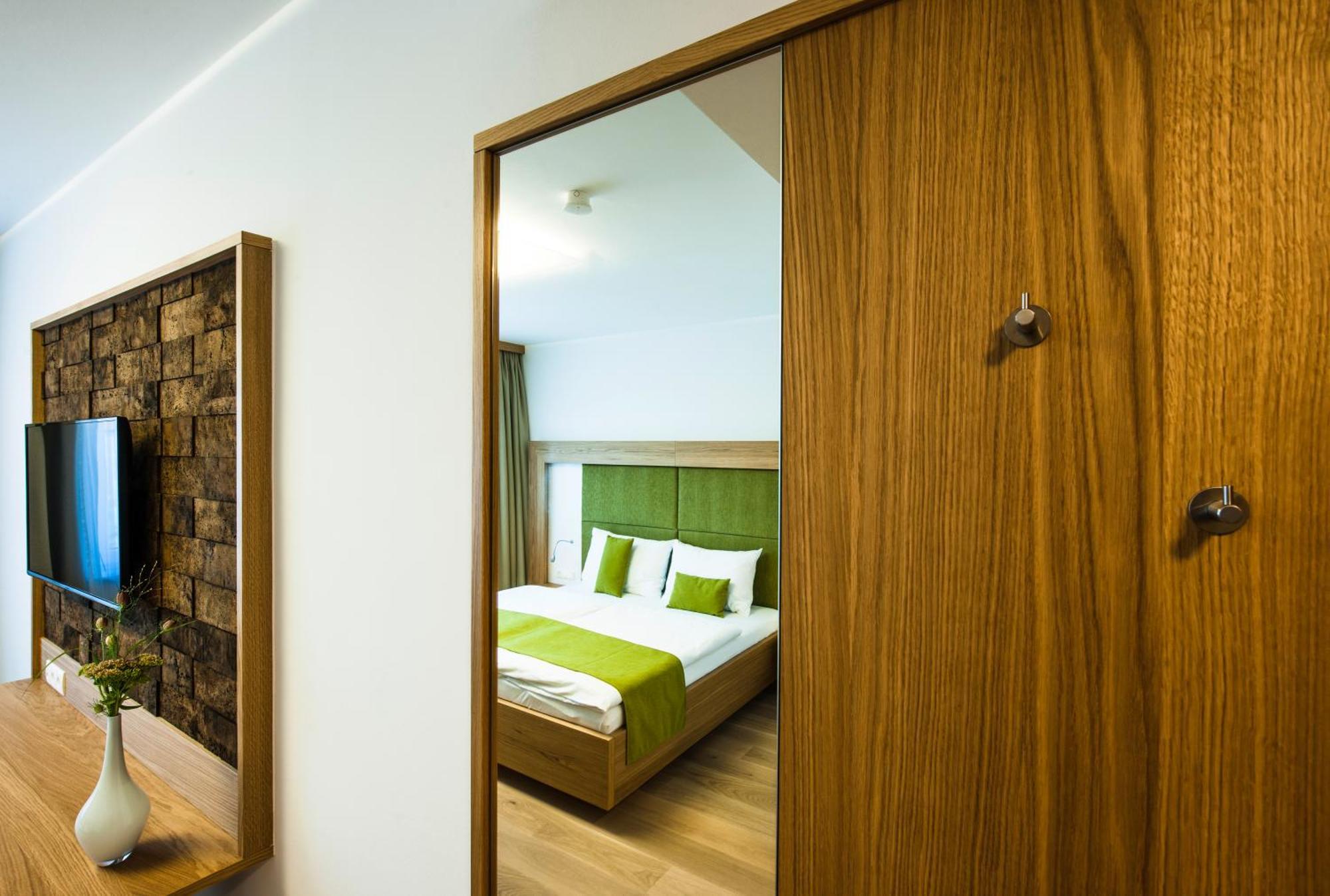 Gut Leithaberg Hotel Jois Bagian luar foto
