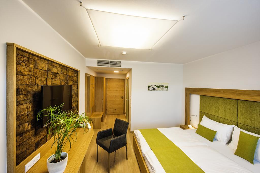 Gut Leithaberg Hotel Jois Bagian luar foto