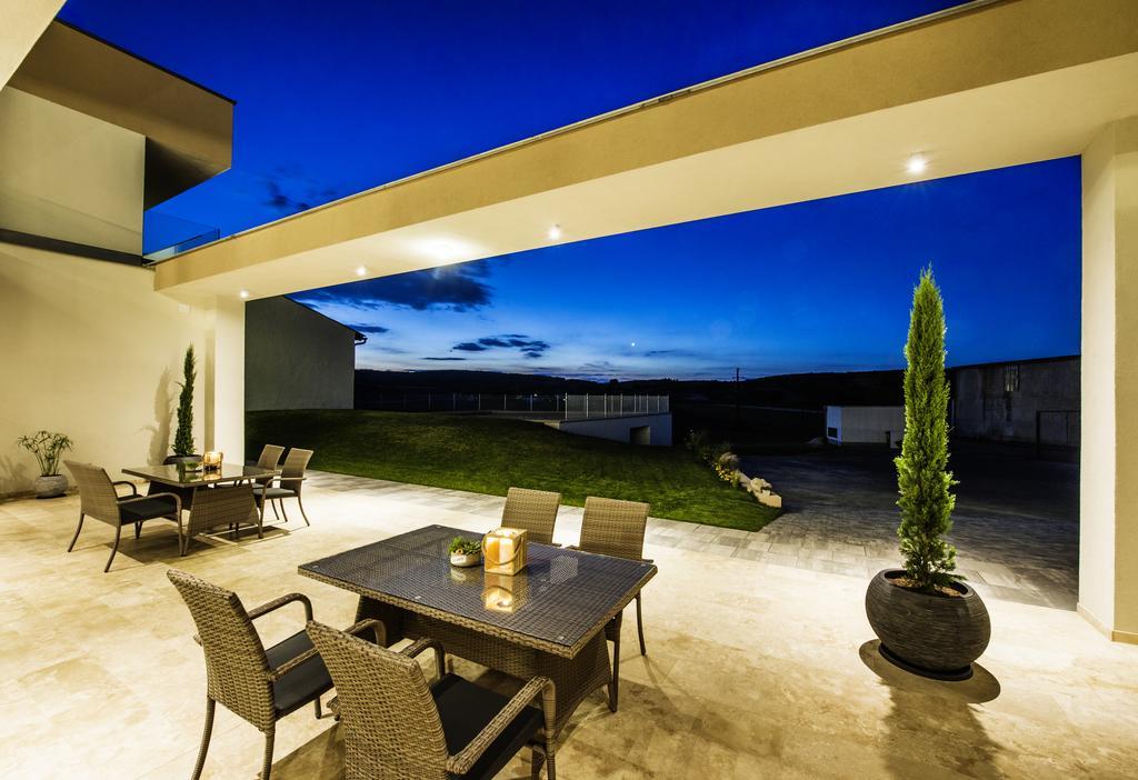 Gut Leithaberg Hotel Jois Bagian luar foto