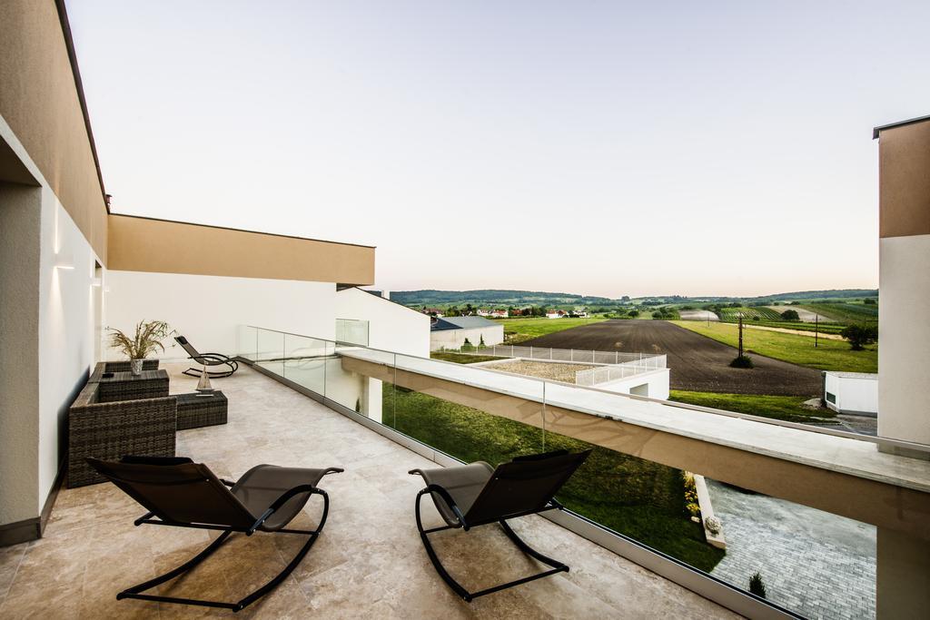 Gut Leithaberg Hotel Jois Bagian luar foto