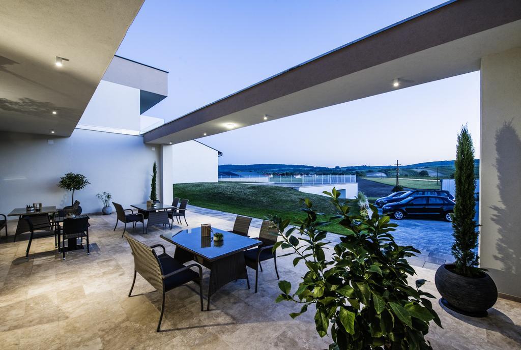 Gut Leithaberg Hotel Jois Bagian luar foto