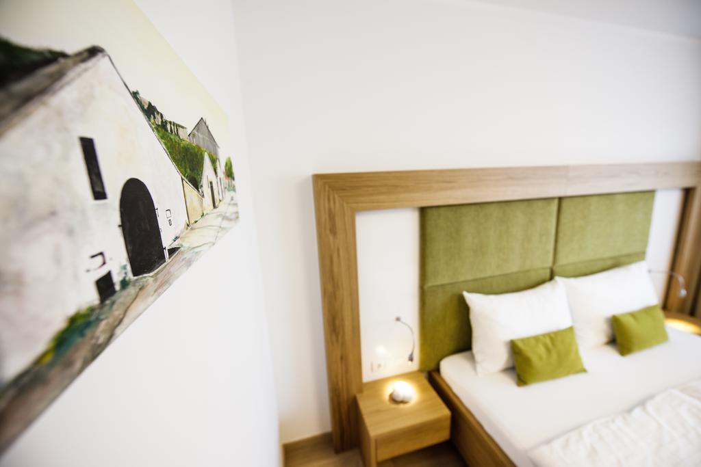 Gut Leithaberg Hotel Jois Bagian luar foto