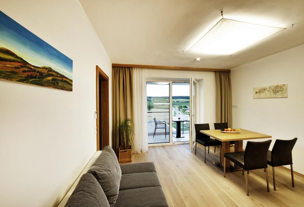 Gut Leithaberg Hotel Jois Bagian luar foto