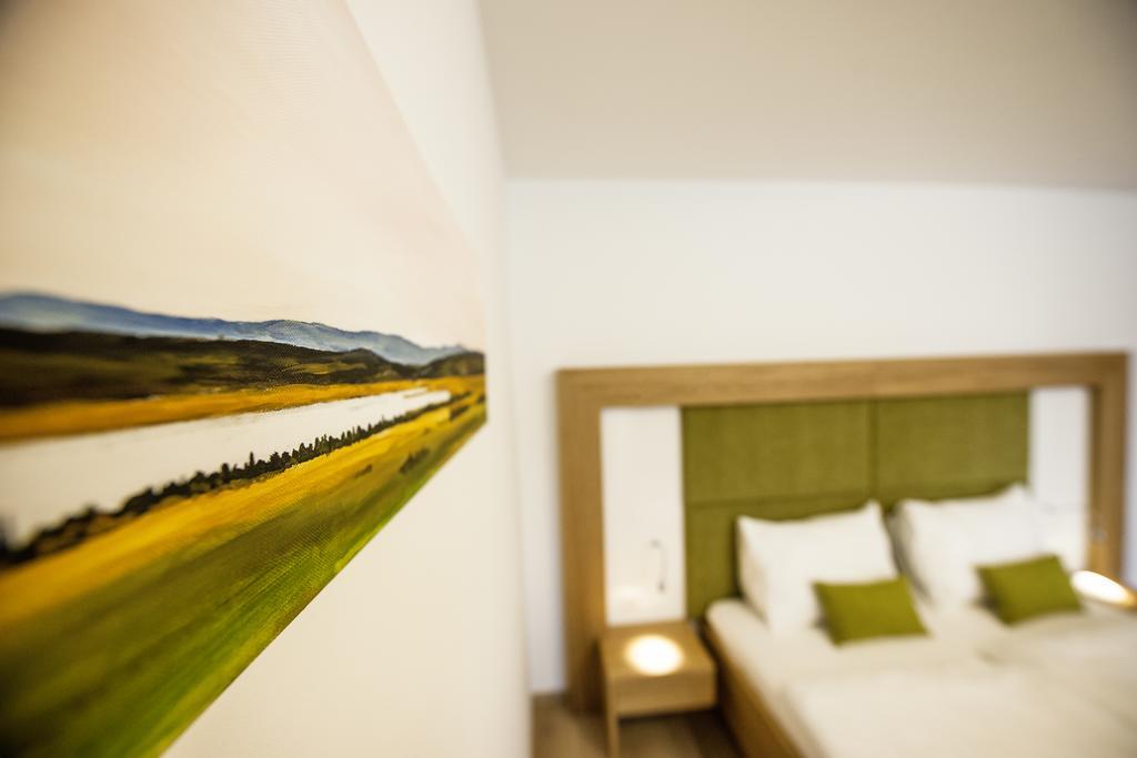 Gut Leithaberg Hotel Jois Bagian luar foto