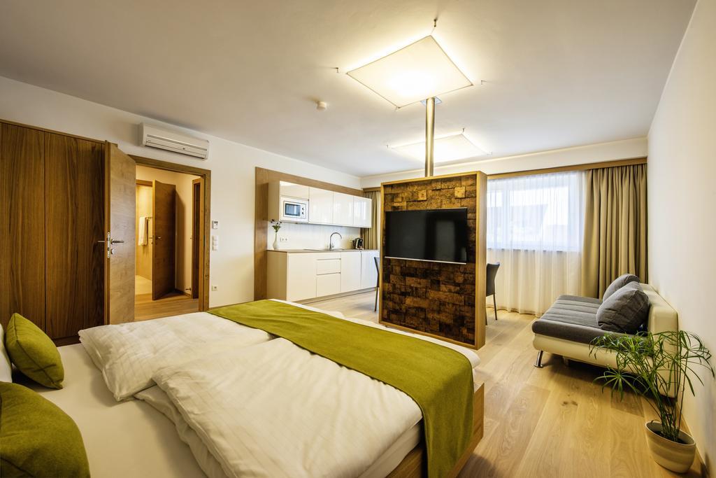 Gut Leithaberg Hotel Jois Bagian luar foto