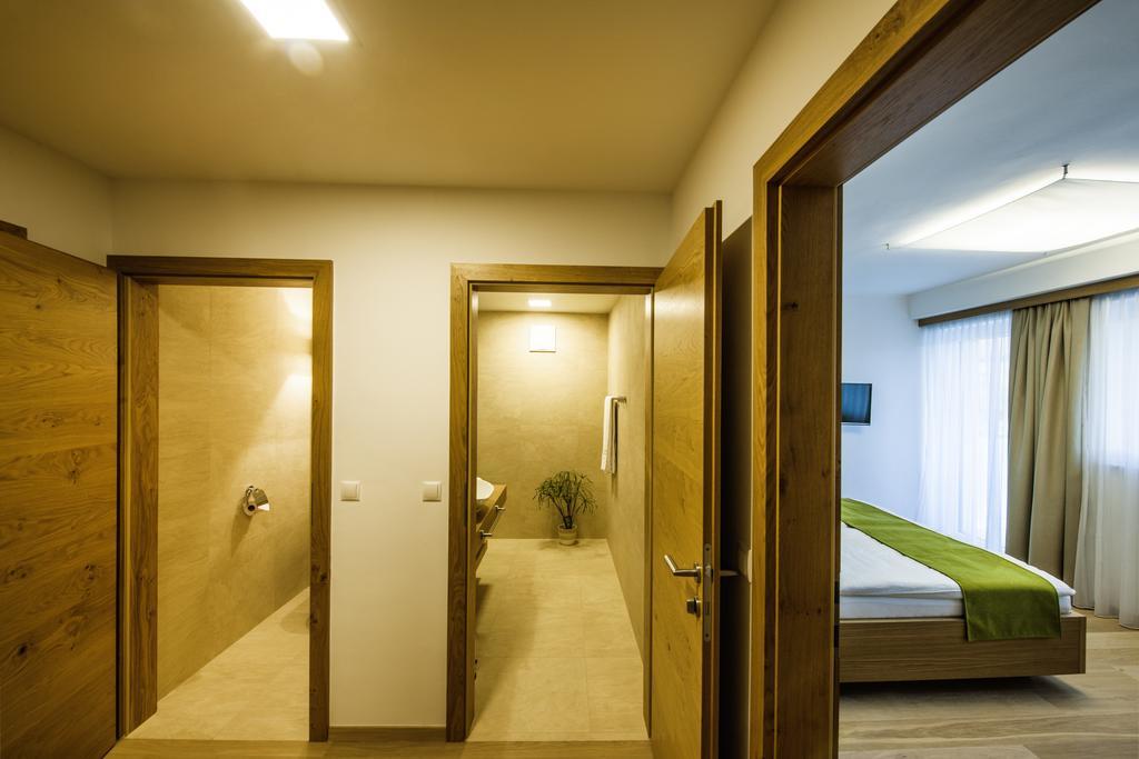 Gut Leithaberg Hotel Jois Bagian luar foto