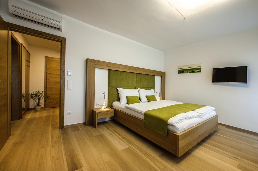 Gut Leithaberg Hotel Jois Bagian luar foto