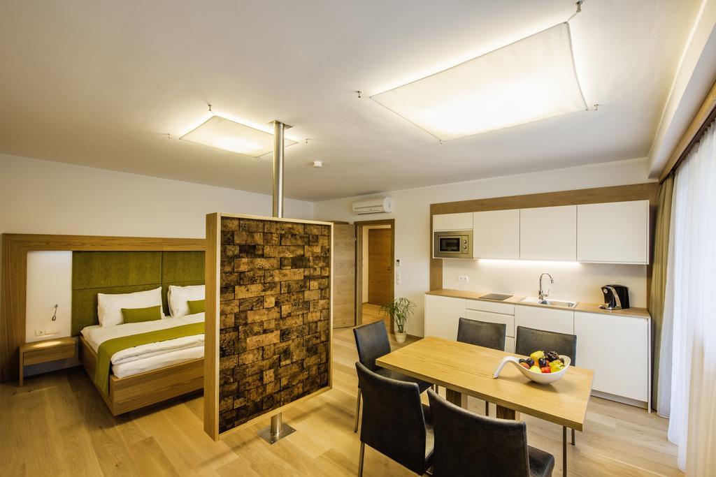 Gut Leithaberg Hotel Jois Bagian luar foto