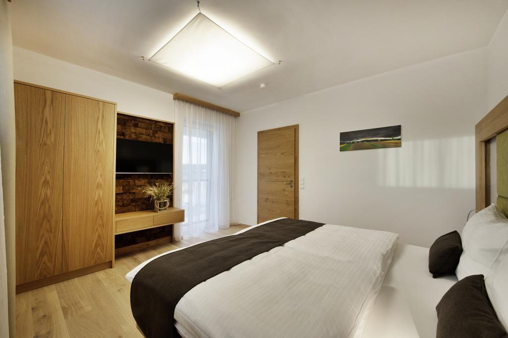 Gut Leithaberg Hotel Jois Bagian luar foto