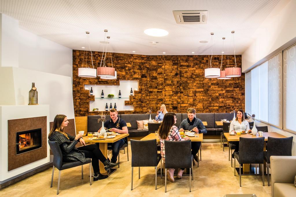 Gut Leithaberg Hotel Jois Bagian luar foto